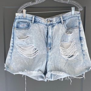 American Eagle Distressed Mom Short